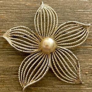 Vintage SARAH COVENTRY LARGE SILVER TONED FLOWER & FAUX PEARL BROACH